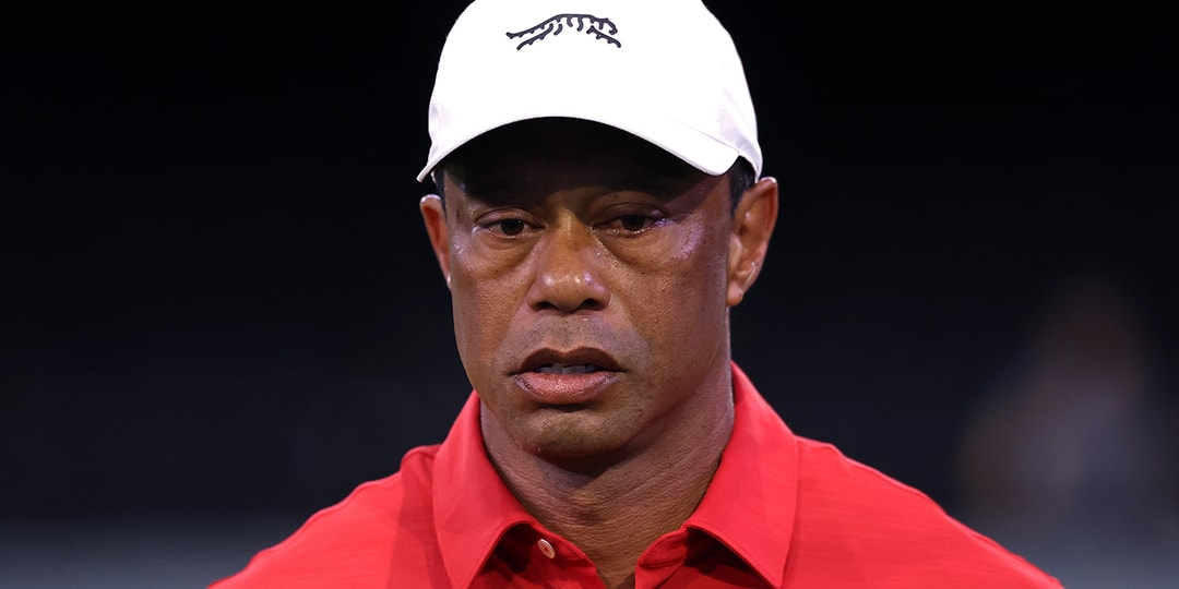 Homme avec casquette blanche et chemise rouge.