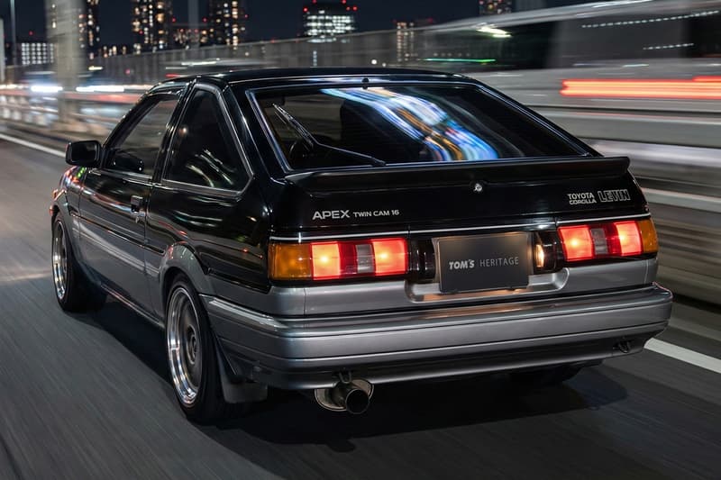 Voiture Toyota noire sur une autoroute la nuit