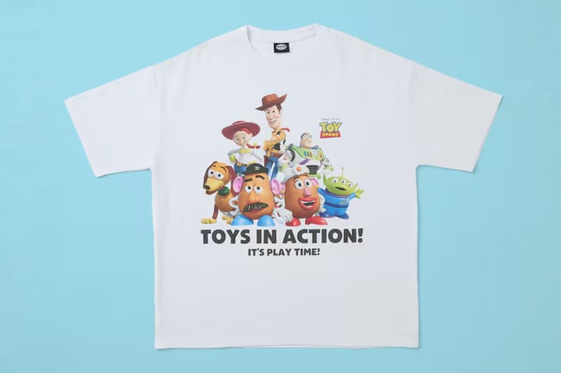 T-shirt blanc avec personnages de Toy Story et texte 'Toys in Action.'