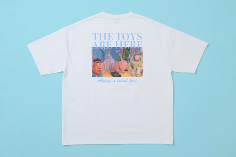 T-shirt blanc avec des personnages de jouets et texte 'THE TOYS ARE HERE'.