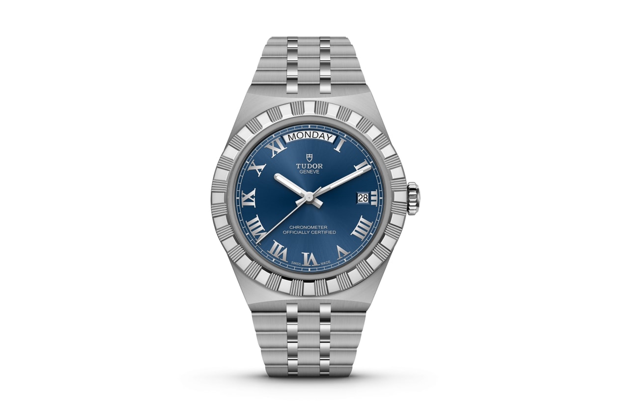 Montre Tudor en acier avec cadran bleu et chiffres romains.