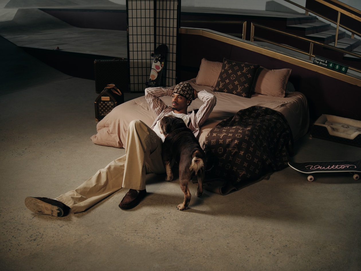 Homme avec un chien, assis sur un canapé dans un intérieur moderne.