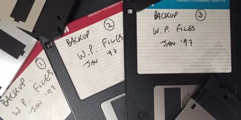 Disquettes avec étiquettes indiquant des sauvegardes de janvier 1997.