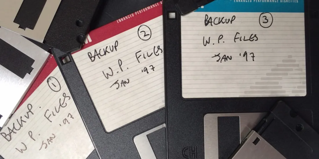 Disquettes avec étiquettes indiquant des sauvegardes de janvier 1997.