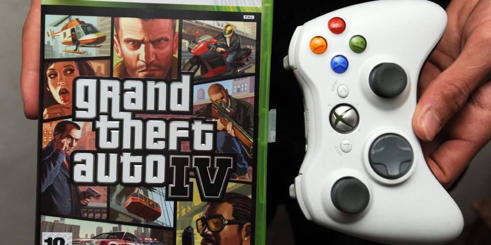 GTA IV avec une manette Xbox tenue dans la main.