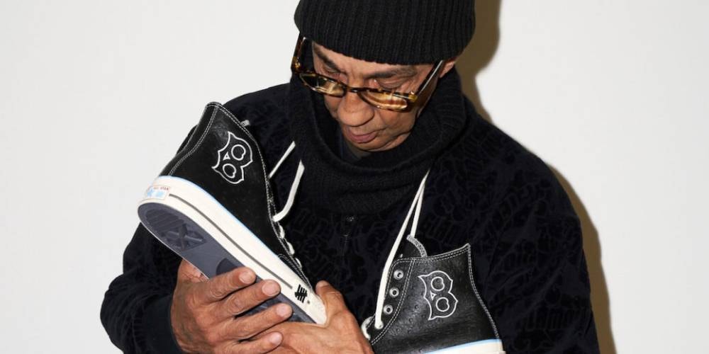 Une personne regarde des chaussures noires avec attention.