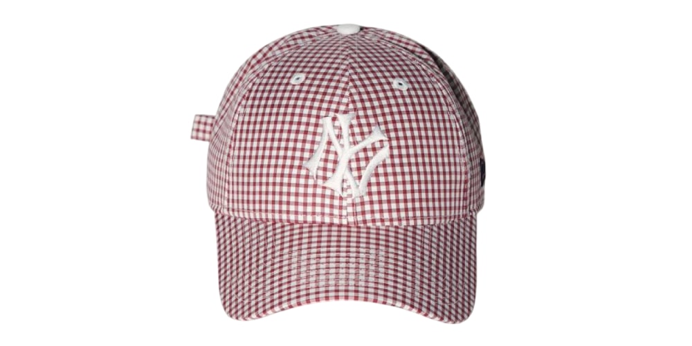 Casquette à carreaux rouges et blancs avec logo blanc à l'avant.
