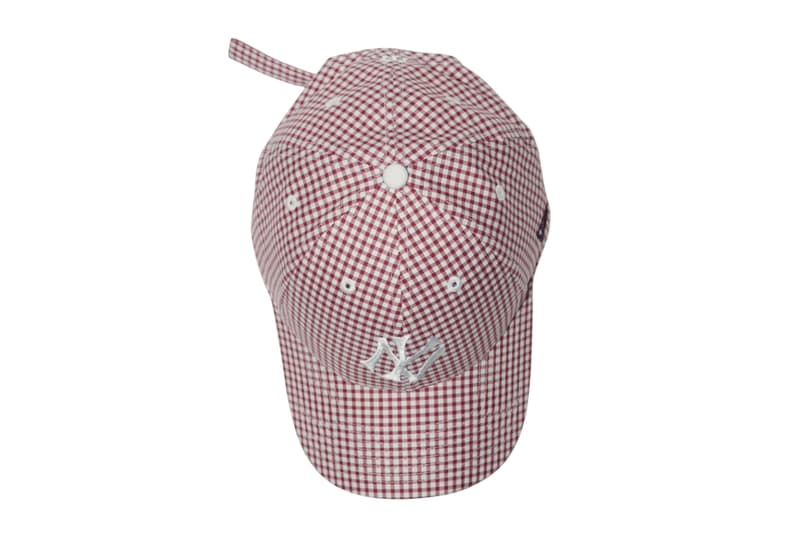 Casquette à carreaux rouges et blancs avec logo brodé.