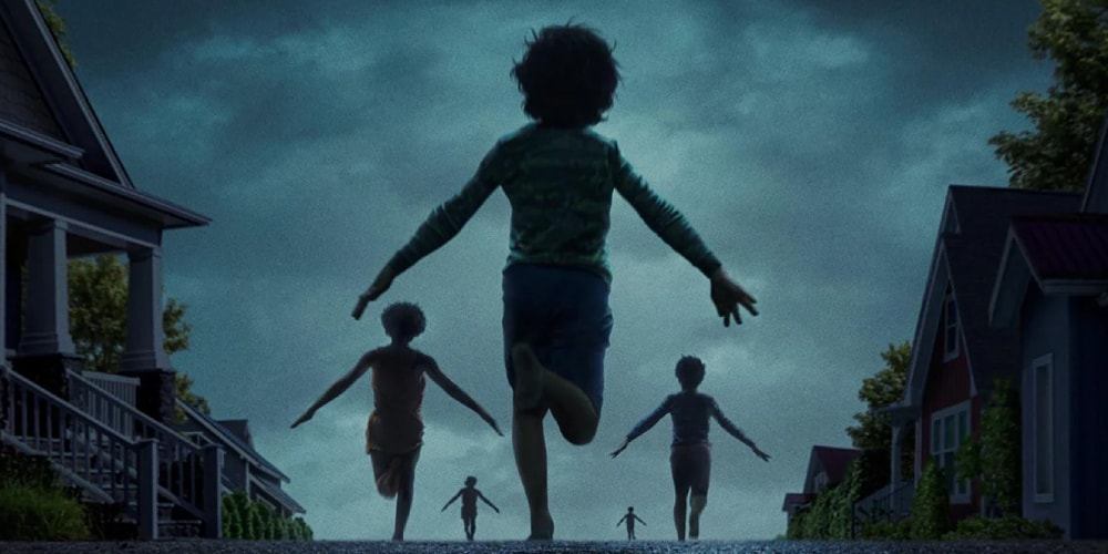 Quatre enfants courant dans une rue sombre, ambiance mystérieuse.