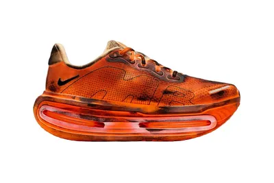 Chaussure de sport orange avec semelle épaisse.