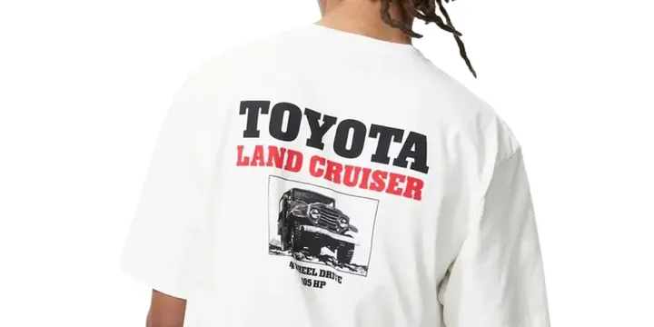 Dessin Toyota Land Cruiser sur un t-shirt blanc porté par un homme