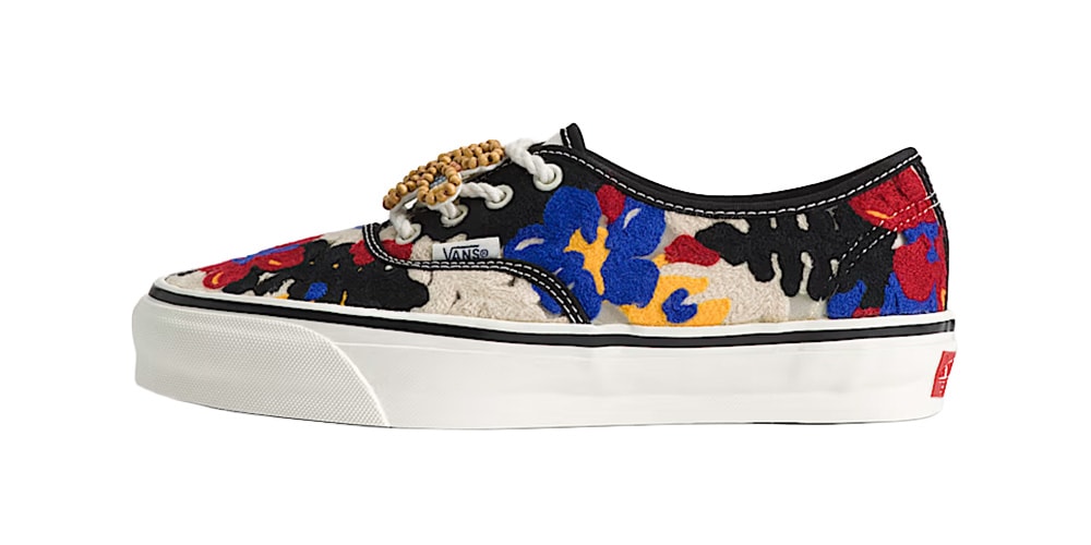 Chaussure Vans basse avec motifs floraux colorés sur fond beige.