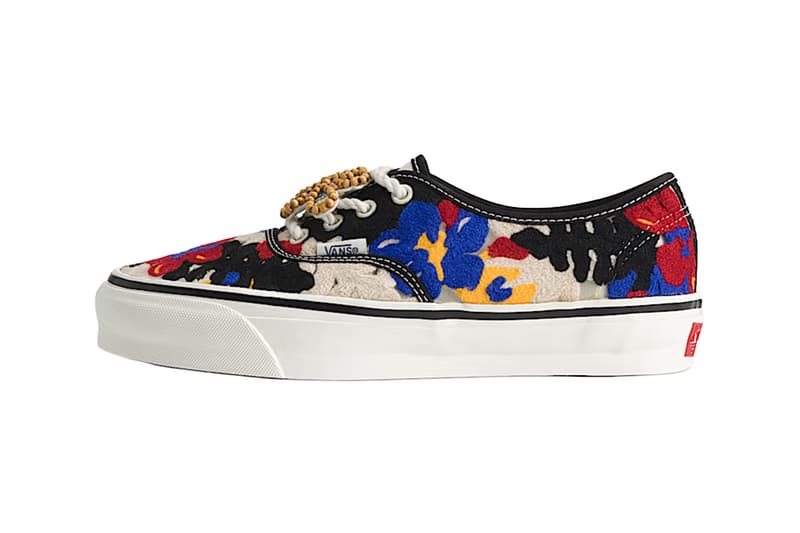 Chaussure Vans avec motif floral multicolore.
