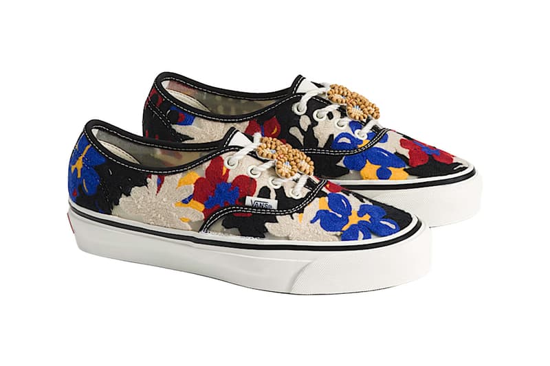 Chaussures Vans avec motif floral coloré, semelle blanche.
