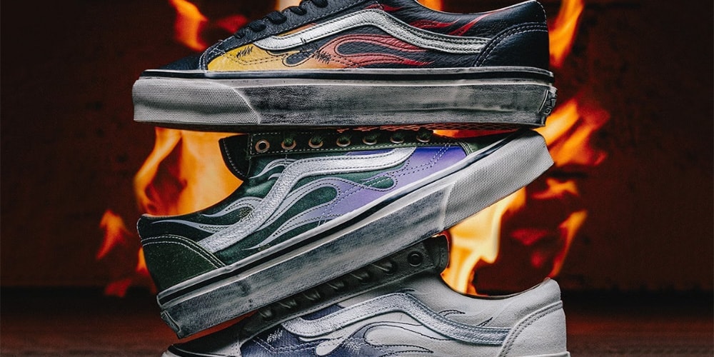 Trois chaussures avec motif de flammes empilées devant un feu.