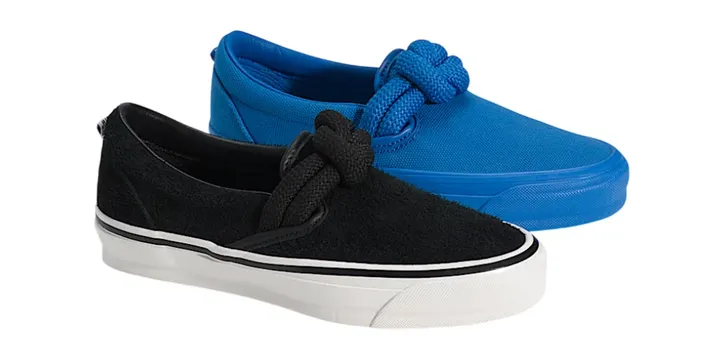 Deux baskets, une noire et une bleue, avec un nœud décoratif.