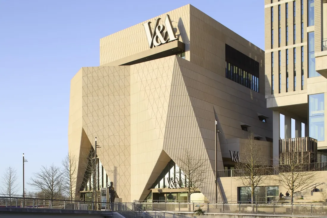 Bâtiment moderne et angulaire avec logo V&A.
