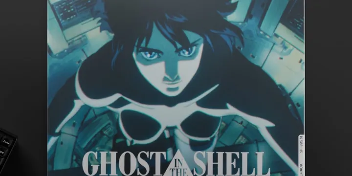 Femme en combinaison future sur fond techno, 'GHOST IN THE SHELL' écrit en bas.