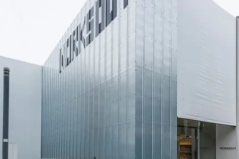 Bâtiment moderne avec façade en métal.