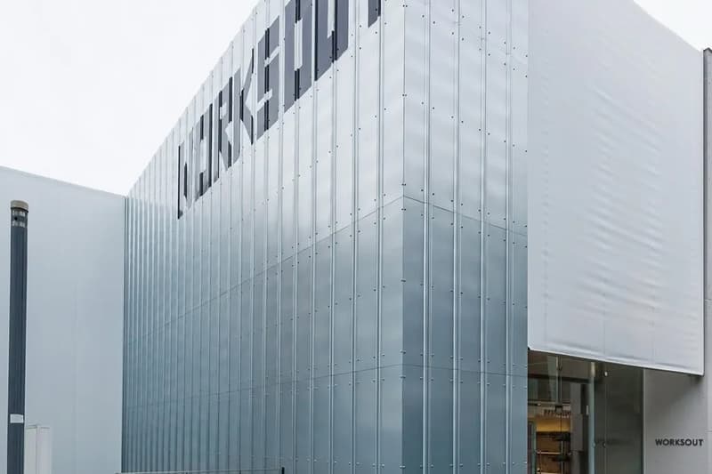 Bâtiment moderne avec façade en métal.