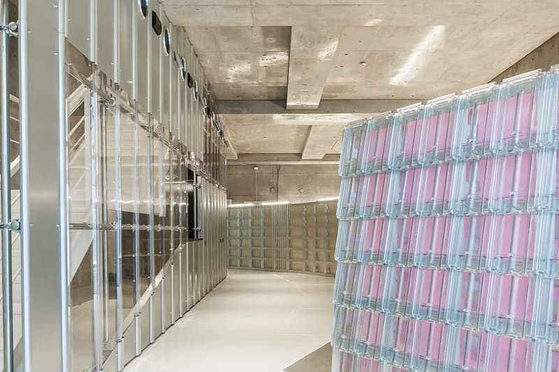 Intérieur moderne avec murs en verre coloré et sol poli