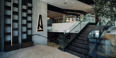Intérieur moderne avec escalier et éclairage élégant.