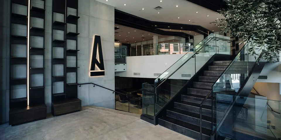 Intérieur moderne avec escalier et éclairage élégant.