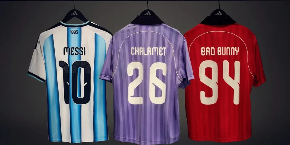Trois maillots de football avec des noms célèbres et des numéros différents.