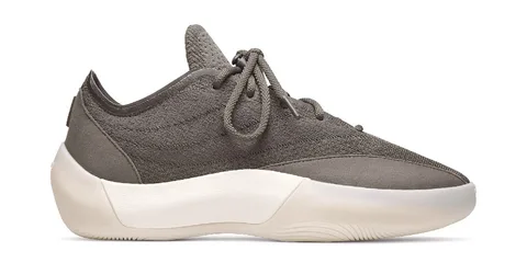 Chaussure grise avec semelle blanche, design moderne et épuré.