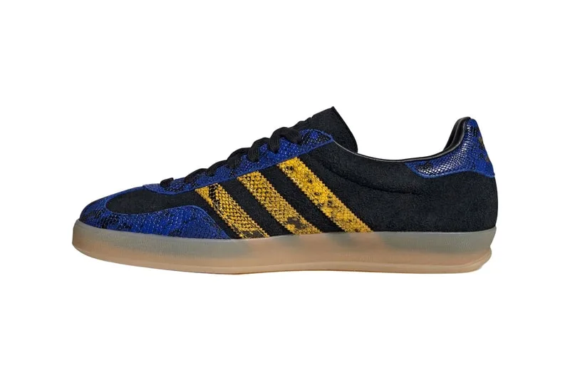 Chaussure de sport bleue et jaune avec semelle en caoutchouc translucide.