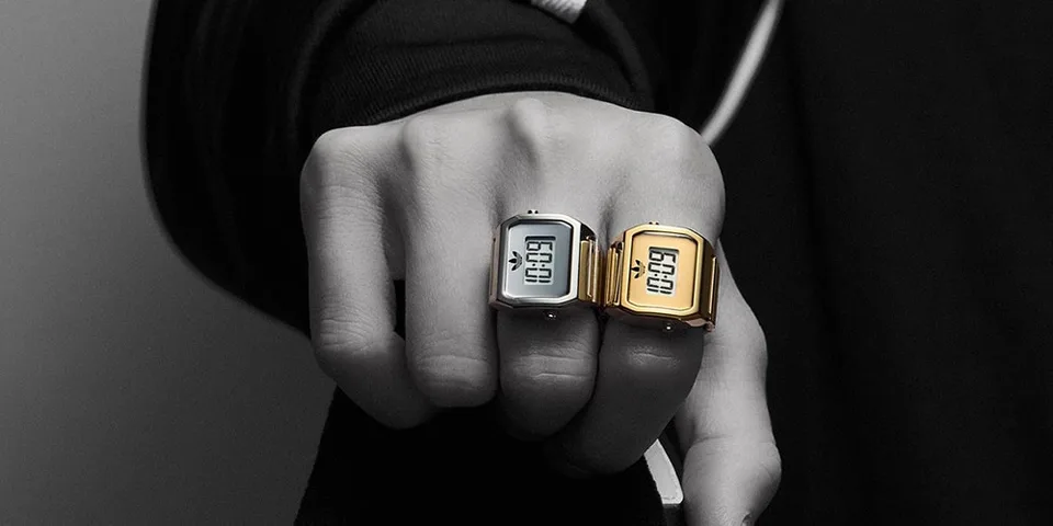 Deux montres numériques portées sur une main.