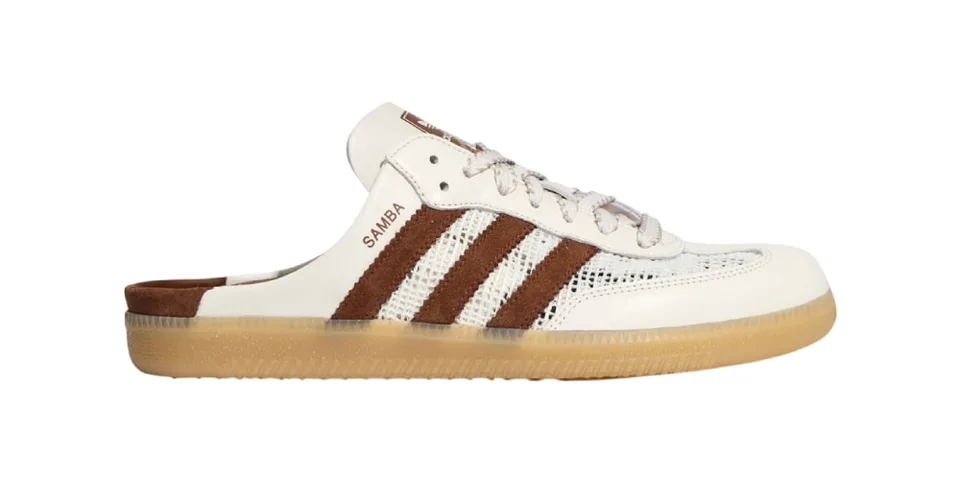 Chaussure Adidas Samba blanche avec rayures marron et semelle en gomme.
