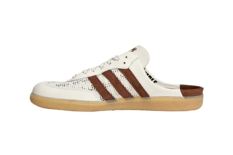 Chaussure blanche et marron avec semelle en caoutchouc.