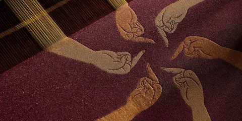 Illustration de mains sur un tissu rouge et couleur dorée.