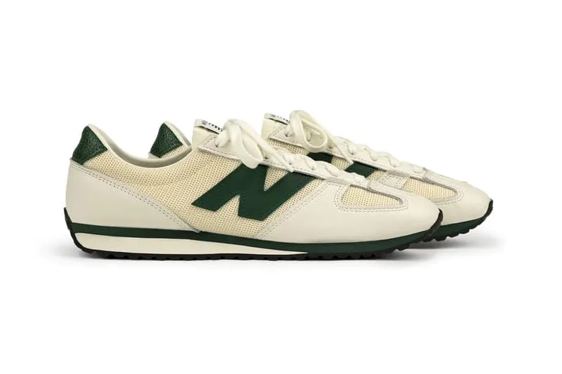 Chaussures de sport crème et vert foncé avec logo 'N'.