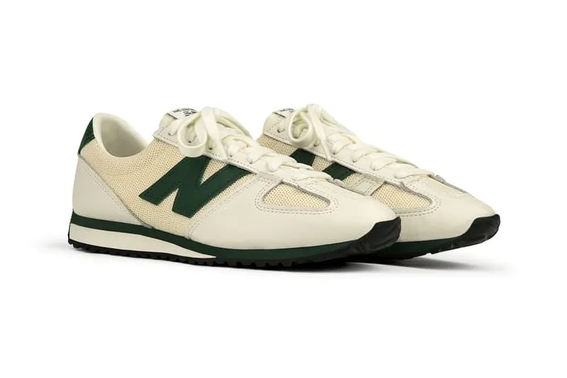 Chaussures blanches et vertes avec logo sur le côté, semelle noire.