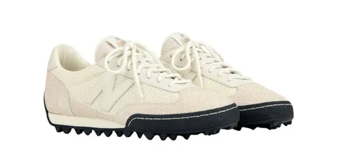 Chaussures de sport beige New Balance avec semelle noire.