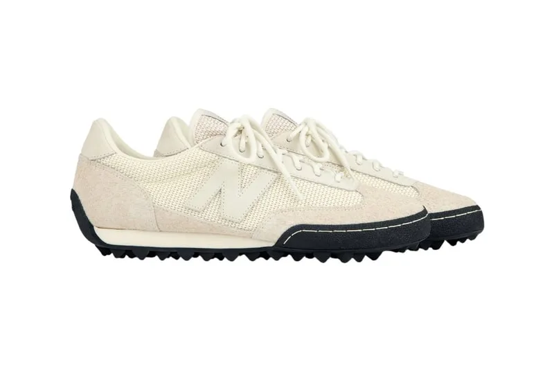 Chaussures de sport blanches avec semelle noire, design rétro.