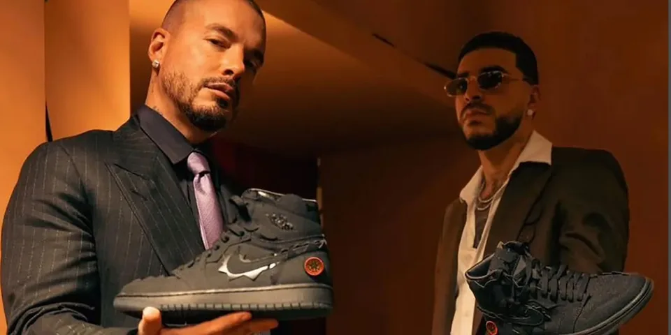 Deux hommes bien habillés avec des chaussures noires Air Jordan 1.
