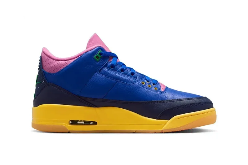 Chaussure colorée avec dessus bleu et semelle jaune.