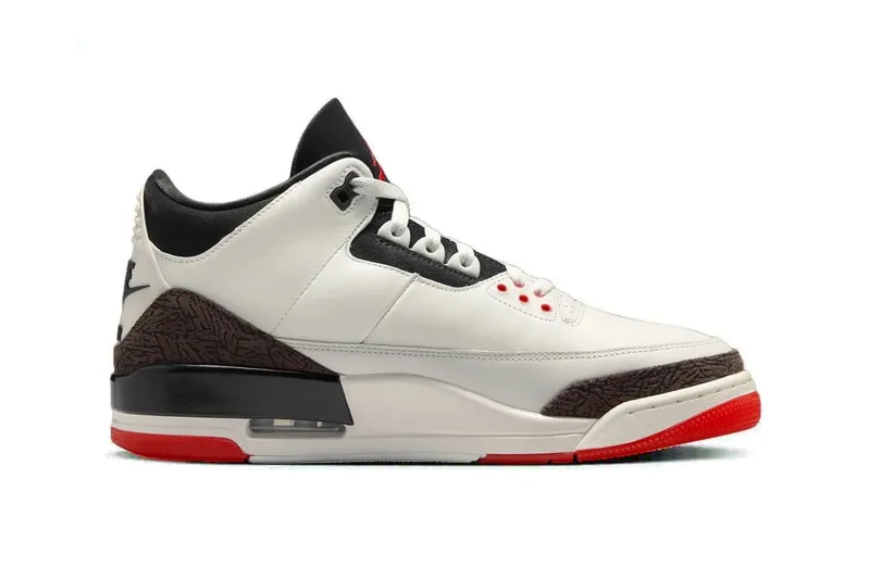 Chaussure de sport blanche avec détails rouges et noirs, semelle visible.