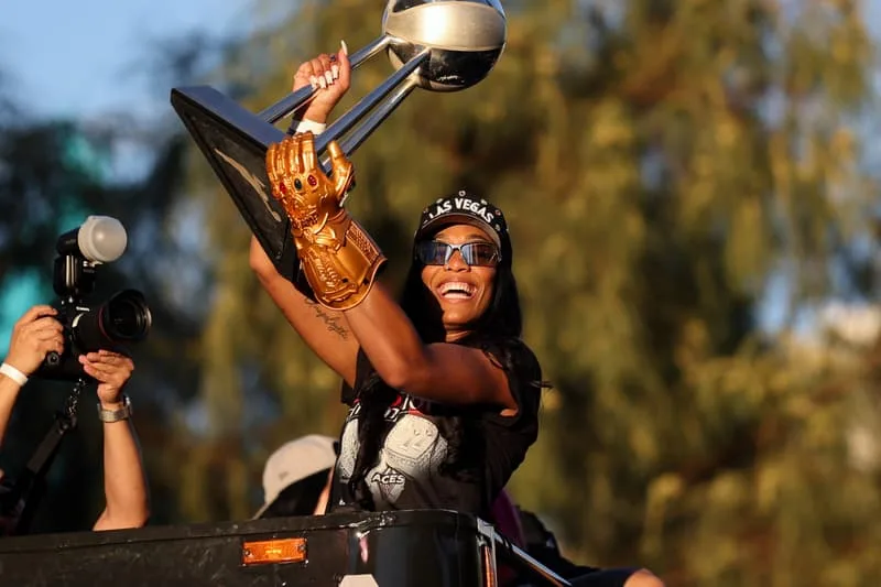 Femme souriante avec trophée lors d'un festival en plein air.