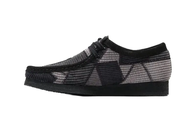 Chaussure texturée avec motif géométrique noir et gris.