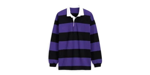 Rugby shirt violet et noir à rayures, col blanc.