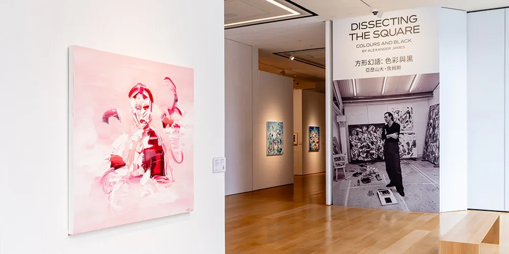 Exposition d'art avec peintures et grande affiche, galerie moderne.