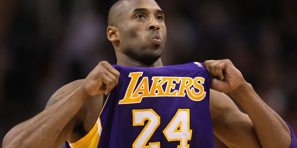 Joueur de basket portant un maillot des Lakers numéro 24.