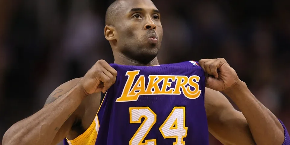 Joueur de basket portant un maillot des Lakers numéro 24.