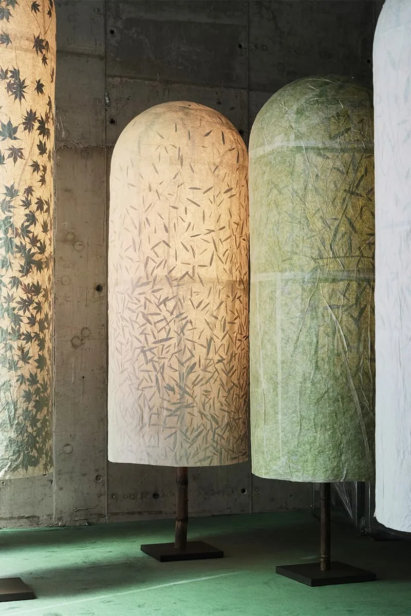 Lampes en papier coloré avec motifs à l'intérieur d'un bâtiment.