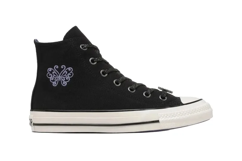 Chaussure montante noire avec motif brodé.