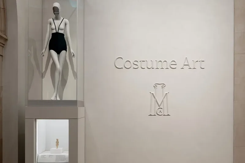 Exposition d'art du costume avec mannequin en maillot de bain.
